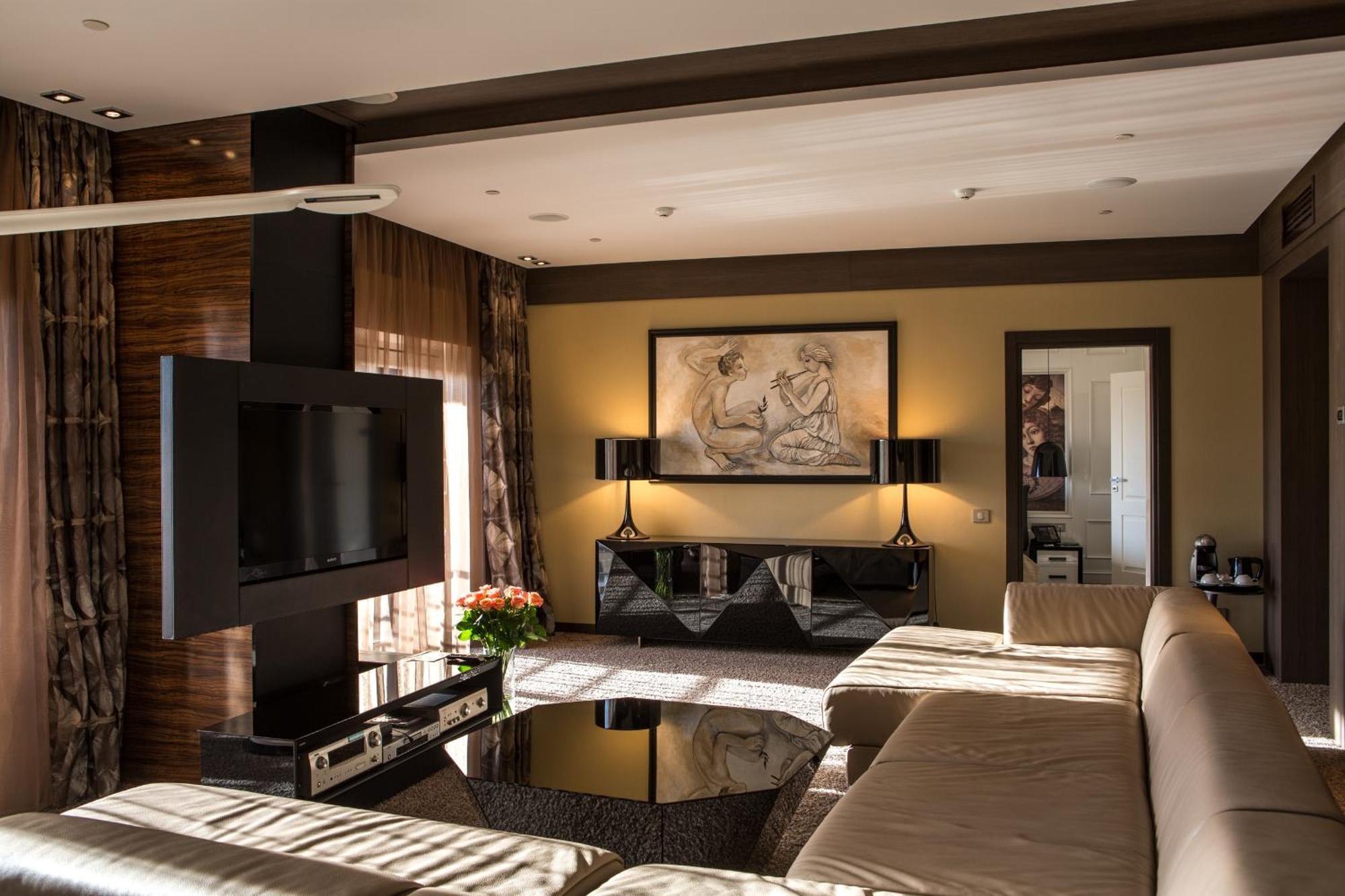 Mirotel Resort And Spa Truskavets Oda fotoğraf Interior of a suite at the Mandarin Oriental, Munich