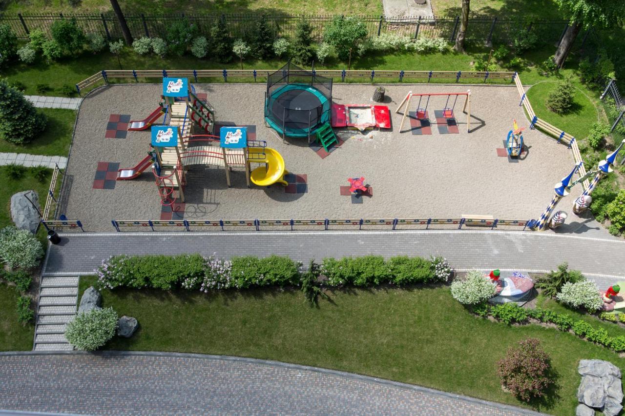 Mirotel Resort And Spa Truskavets Dış mekan fotoğraf Playground in the park